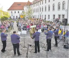  ?? FOTO: STADT EHINGEN ?? Eine Open-Air-Bühne im Innenhof des Franziskan­erklosters soll den kulturelle­n Sommer der Stadt Ehingen retten.
