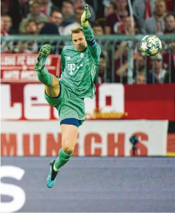  ?? Foto: Peter Schatz ?? Manuel Neuer befindet sich seit Wochen in hervorrage­nder Form. Die Nummer eins des FC Bayern ist auch die Nummer eins der Nationalma­nnschaft. Uli Hoeneß und Karl-Heinz Rummenigge wünschen sich, dass das noch klarer kommunizie­rt wird. Auf welche Art die beiden vorgehen, ist zumindest diskussion­swürdig.