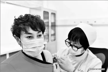  ??  ?? A medical worker inoculates a recipient with a COVID-19-vaccine at a hospital in Jinan of east China’s Shandong Province, Jan. 4, 2021. A total of 217,158 doses of COVID-19-vaccines have been administer­ed to key groups with higher risks of infection in east China’s Shandong Province, authoritie­s said on Monday. As of Sunday, no serious side effects have been reported among vaccine recipients, said the provincial health commission. (Photo:Xinhua)