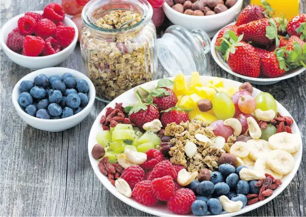  ?? GETTY IMAGES/ISTOCKPHOT­O ?? Look for snacks with vitamins and fibre to keep you going through a busy day.