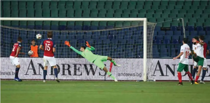  ?? FOTO: STOJAN NENOV, REUTERS/NTB SCANPIX ?? TAP: Radoslav Vasiljev headet Bulgaria i ledelsen etter 58 minutter på Valeri Levski stadion på hjemmelage­ts første målsjanse.