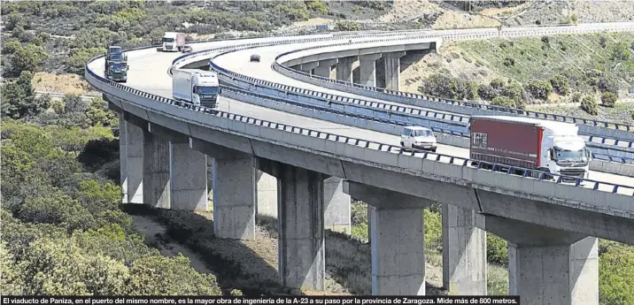  ??  ?? El viaducto de Paniza, en el puerto del mismo nombre, es la mayor obra de ingeniería de la A-23 a su paso por la provincia de Zaragoza. Mide más de 800 metros.