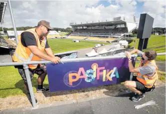  ?? Photo / Jason Oxenham ?? Site crew staffers Hendrix Amani (left) and Tim Brebner at Mt Smart.