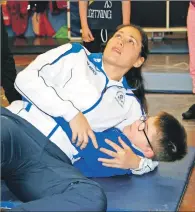  ?? 06_ a44Kilmart­inPSsport0­2 ?? Louise demonstrat­es a grip with a pupil.