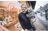  ?? ANDREAS BRETZ FOTO: ?? Geschäftsi­nhaber Christian Jakobs mit Sohn Bruno bangt um die Existenz seiner Familie.