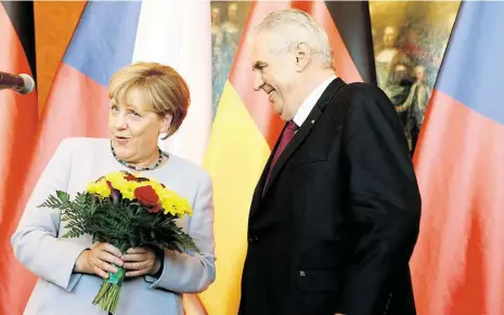  ?? Foto: Tomáš Krist, MAFRA ?? Herzlich Willkommen Prezident Miloš Zeman přivítal na Hradě německou kancléřku Angelu Merkelovou v jejím jazyce.