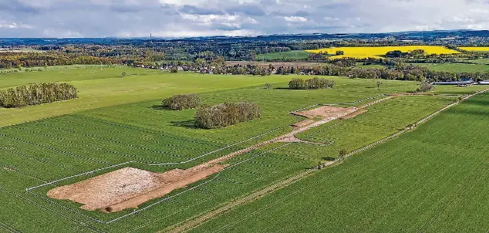  ?? ?? Auf diesem Feld in Kleinschir­ma bei Freiberg sollen die beiden 246 Meter hohen Windräder entstehen. Die ersten Erschließu­ngsarbeite­n haben begonnen.