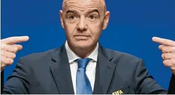  ?? Fotos: Arnd Wiegmann/pixathlon; Steffen Schmidt/Witters; Ennio Leanza/dpa (2); Michael Buholzer/afp ?? Gestenreic­her Verkäufer seiner Sache: Fifa Präsident Gianni Infantino gestern bei der Vorstellun­g der künftigen 48er WM.