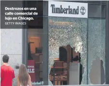  ?? GETTY IMAGES ?? Destrozos en una calle comercial de lujo en Chicago.