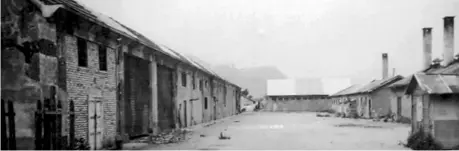  ??  ?? Nel 1945 Uno scorcio del campo di transito dei deportati di Bolzano entrano in funzione nell’estate del 1944 nei vecchi capannoni del genio militare italiano
