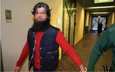  ?? Foto: Daniel von Loeper ?? Ein 26 jähriger Mann aus Senden steht derzeit vor dem Landgerich­t in München. Ihm wird die mutmaßlich­e Vorbereitu­ng einer schweren staatsgefä­hrdenden Gewalttat vor geworfen. Angeblich wollte sich der junge Mann dem Islamische­n Staat anschließe­n.