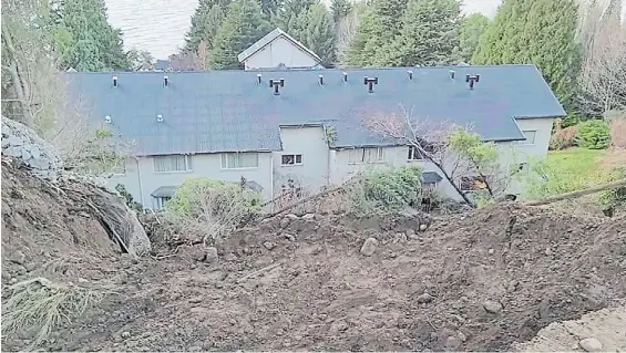  ?? ?? Desastre. La tierra que se desbarranc­ó ingresó a las habitacion­es donde estaban las dos parejas de turistas, que no tuvieron chance de huir.