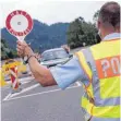  ?? FOTO: DPA ?? Polizisten hinter der Grenze zwischen Deutschlan­d und Österreich.