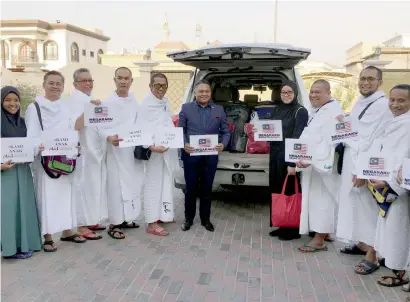  ?? Supplied photo ?? The Haj pilgrims from Malaysia during their meeting with Consul-General Yubazlan Yusof in Dubai.—