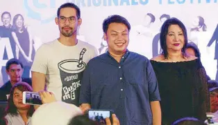  ??  ?? Paki director Giancarlo Abrahan (center) with stars Paolo Paraiso (left) and Dexter Doria