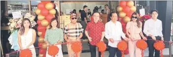  ?? ?? Ruddy (third from left) with Luyang assemblyma­n Phoong Jin Zhe (center) and Karamunsin­g Complex proprietor Datuk James Hwong (third from right) launching The Gallery.