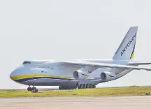  ??  ?? El Antónov AN-124, la cuarta aeronave más grande del mundo, aterrizó ayer de tarde en la terminal aérea de Minga Guazú.