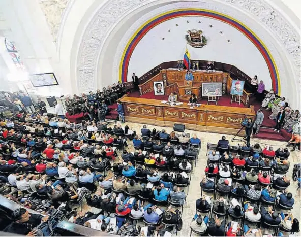  ??  ?? Recinto ocupado. Por primera vez desde que comenzó a funcionar, la Asamblea Constituye­nte sesionó en el Parlamento unicameral, donde la oposición tiene may