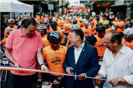  ??  ?? Far left: La Purito takes in almost every corner of Andorra, including residentia­l streets
Left: Ex-pro Joaquim ‘Purito’ Rodríguez helps to get his namesake event underway