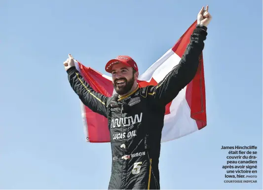  ?? PHOTO COURTOISIE INDYCAR ?? James Hinchcliff­e était fier de se couvrir du drapeau canadien après avoir signé une victoire en Iowa, hier.