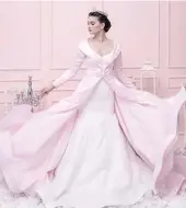  ?? LEWI IMMANUEL PHOTOWORKS FOR JAWA POS ?? SOFT: Yulia Nikitenko mengenakan wedding gown dari Deritz Bridal and Make-Up rancangan Lina Woentono.