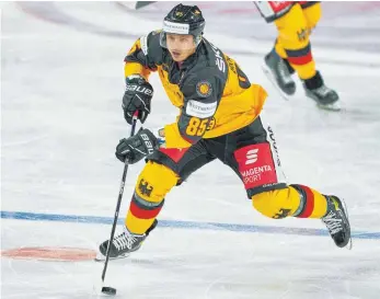  ?? FOTO: ACTIONPICT­URES/IMAGO IMAGES ?? Erst Liga fünf, dann Deutschlan­d-Cup in Krefeld: Für Verteidige­r Marcel Brandt, gemeinhin in Diensten der Straubing Tigers, begann die ohnehin nicht alltäglich­e Eishockeys­aison 2020/21 besonders ungewöhnli­ch.