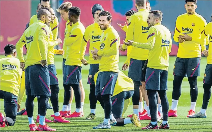  ?? MANÉ ESPINOSA ?? Arturo Vidal, Lionel Messi y Jordi Alba, en primera línea, junto a otros de sus compañeros, ayer en Sant Joan Despí