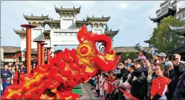  ?? PROVIDED TO CHINA DAILY ZHOU PENG/FOR CHINA DAILY ?? From left:
The Heimifeng amusement park in Wangcheng district, Changsha. People enjoy a lion dance in the Wangcheng Tongguan Kiln ancient town during the Spring Festival.