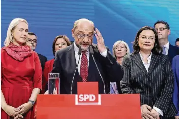  ?? FOTO: GETTY ?? Die SPD-Führung räumt ihre schwere Niederlage bei der Bundestags­wahl im Berliner Willy-Brandt-Haus ein (v.l.): Manuela Schwesig, Malu Dreyer, Martin Schulz, Doris Ahnen, Andrea Nahles und Thorsten Schäfer-Gümbel.