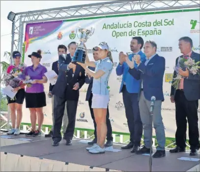  ??  ?? FELIZ. Azahara Muñoz recoge el título como ganadora del Open de España.