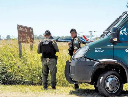  ?? DYN ?? Rastrillaj­e. Efectivos de la Gendarmerí­a Nacional controlan ayer caminos rurales en San Carlos.