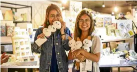  ??  ?? Maan and Roma Agsalud with their fishball plushie creations