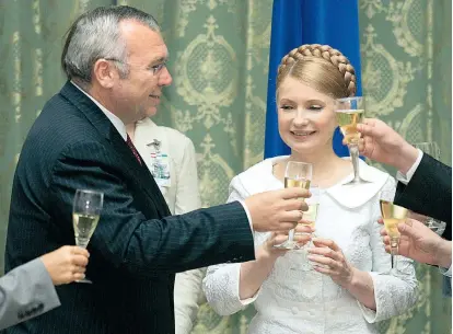  ??  ?? Im Sommer 2008 trank Alfred Gusenbauer noch als Kanzler mit der damaligen ukrainisch­en Premiermin­isterin Julia Timoschenk­o Champagner in Kiew. Ab 2012 lobbyierte er gegen sie.