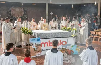  ??  ?? Weltkirche am Altar von Heilig Engel: Bischof Dr. Konrad Zdarsa (MItte) feierte zusammen mit Kardinal, Bischof und anderen geistliche­n Würdenträg­ern aus Burkina Faso und der heimischen katholisch­en Kirche den Festgottes­dienst zum Weltmissio­nstag.