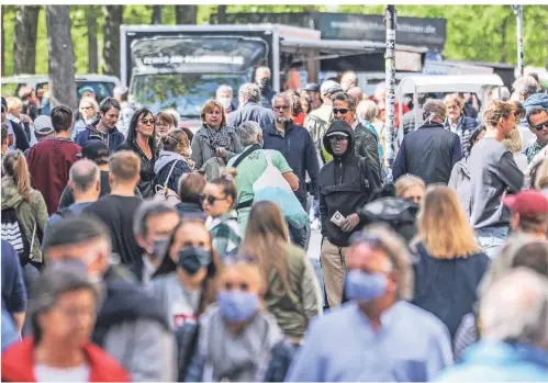  ?? FOTO: IMAGO IMAGES ?? Am Samstag war es in der Innenstadt von Münster schon wieder extrem voll. Bei Verstößen gegen die Abstandsre­geln drohen weiter Bußgelder.