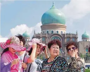  ?? PIC BY FARIZ ISWADI ISMAIL ?? Chinese tourist arrivals grew a strong 27 per cent year-on-year last year, says Maybank IB.