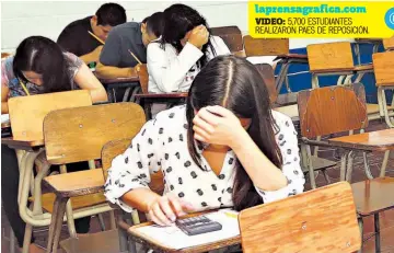  ??  ?? Presión. Estudiante­s se sometieron ayer a la PAES extraordin­aria en el Instituto Nacional Albert Camus. Provienen de diferentes institucio­nes educativas y de promocione­s de bachillere­s desde 2009.