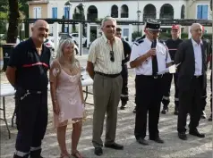  ??  ?? Jean-Jacques Marçal (à gauche) prend sa retraite après une carrière brillante dédiée au corps des sapeurs pompiers. (Photo F. B.)