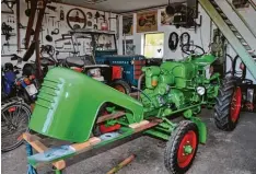  ??  ?? Dieses Prachtstüc­k, einen Gutter Traktor Baujahr 1958, restaurier­t Oldtimer Liebha ber Georg Anwander gerade in seiner Werkstatt.