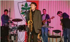  ?? Foto: Johann Eibl ?? Stefan Tiefenbach­er mit seiner Band spielte beim Neujahrsem­pfang der Stadt Aichach im Pfarrzentr­um St. Michael auf.