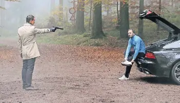  ?? FOTO: SWR/JOHANNES KRIEG ?? Der ehemalige Staatssekr­etär Jürgen Dillinger (r., Robert Schupp) macht sich gerade zum Joggen fertig, als er nach dem Weg gefragt wird – und der Fremde (Stephane Lalloz) plötzlich eine Pistole zieht und ihn erschießt.