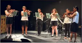  ??  ?? Ensemble de violons, une performanc­e et une tenue soignées.