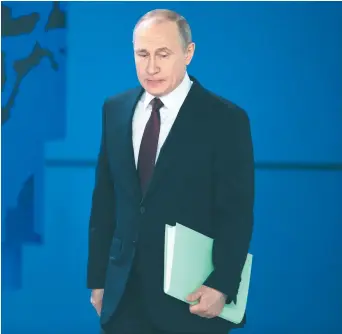  ??  ?? Vladimir Poutine arrive pour livrer son discours, mercredi, à Moscou. – Associated Press:Alexander Zemlianich­enko
