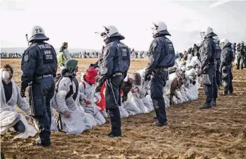  ?? FOTO: IMAGO ?? Aktivisten besetzten am 5. November den Tagebau Hambach. Die Polizei schritt ein – jedoch zu hart, finden manche.