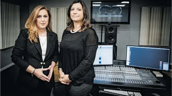  ??  ?? As jornalista­s Alexandra Borges e Judite França quando assistiam ontem ao visionamen­to para a imprensa da série O Segredo dos Deuses