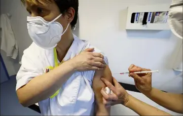  ?? (Photos Dylan Meiffret) ?? Le personnel médical peut, depuis jeudi et sous conditions, s’inscrire pour se faire vacciner.