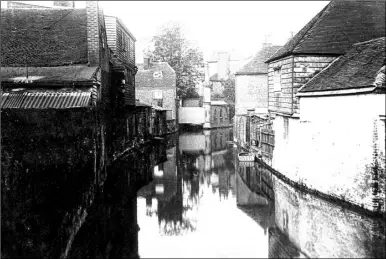  ??  ?? The bright sun reflects on the surface of the Stour in this 1920s view