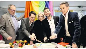  ??  ?? Anschneide­n der Regenbogen­torte (v. li.): Günter Tolar, Stadtrat Jürgen Czernohors­zky, Pensionist­enWohnhäus­er-Chefin Gabriele Graumann, Mariahilfs Bezirksche­f Markus Rumelhart und Alfons Haider