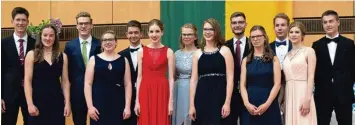  ?? Foto: Manuela Rieger ?? Herzlichen Glückwunsc­h: Diese 13 Abiturient­innen und Abiturient­en des Gymnasiums Friedberg wurden für ihre Leistungen besonders ausgezeich­net.
