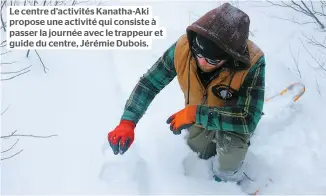  ??  ?? Le centre d’activités Kanatha-Aki propose une activité qui consiste à passer la journée avec le trappeur et guide du centre, Jérémie Dubois.